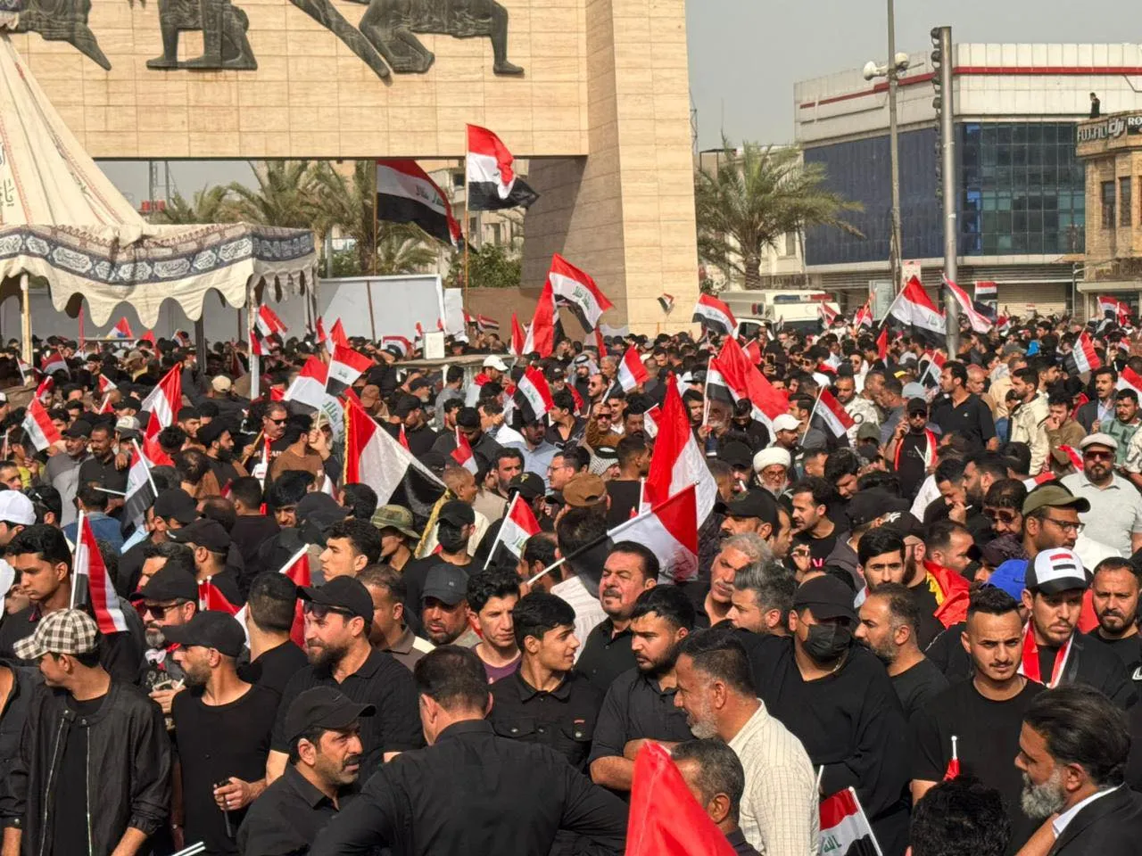 مشاهد جوية من ساحة التحرير.. التزام بكلام الصدر والأعلام عراقية فقط