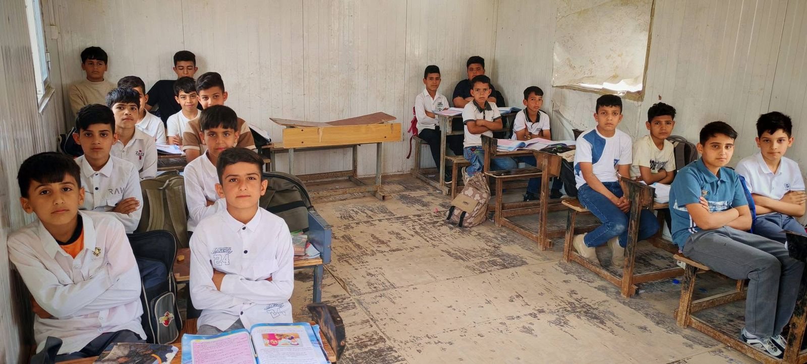 رغم تهالك “الكرفانات” مدرسة العلوم الابتدائية للبنين في الديوانية تتحدى الظروف وتحقق نسبة نجاح 100%
